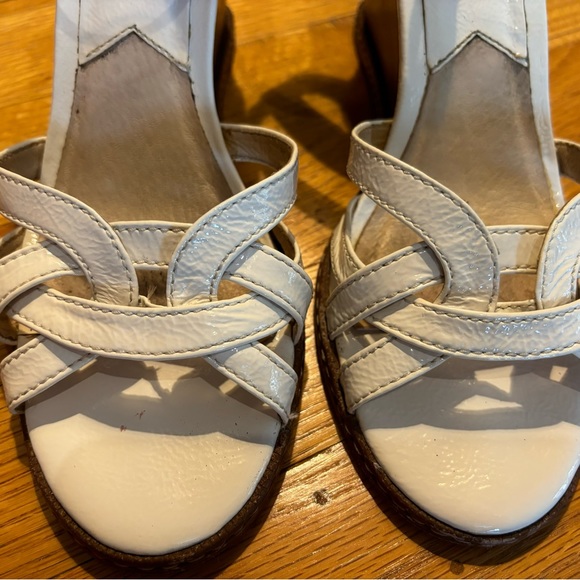 MICHAEL Kors White Molly Naplak
Wedge Sandals size 8 - Picture 5 of 7